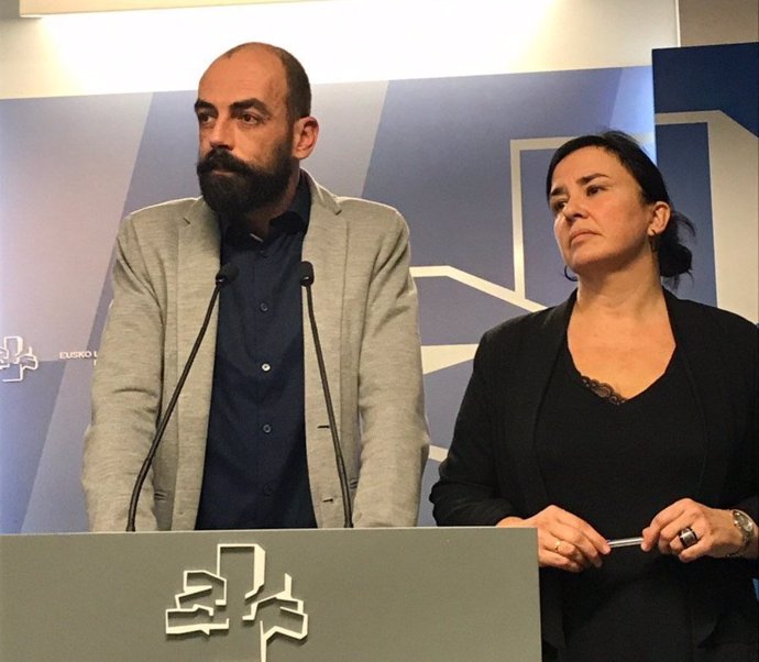 Los parlamentarios de Elkarrekin Podemos Yahcov Ruiz y Cristina Macazaga en rueda de prensa en la Cámara vasca.