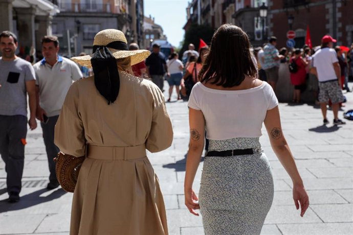 Varios turistas pasean por una de las calles cercanas a la Plaza Mayor de Madrid.