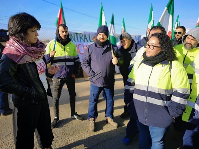 Teresa Rodríguez esta mañana en apoyo a los trabajadores de la subcontrata de Alestis despedidos
