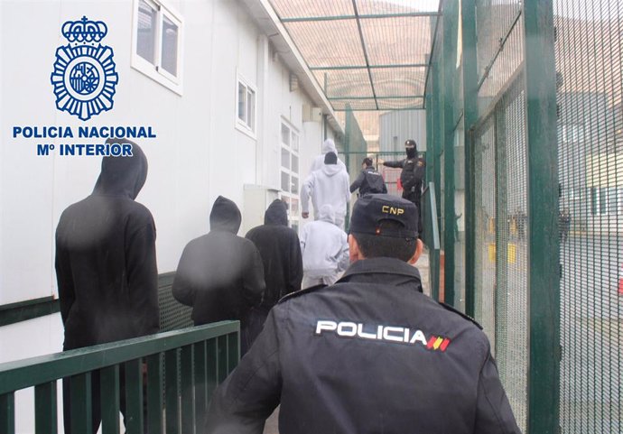 Agentes de la Policía Nacional auxilian a los migrantes rescatados del barco pesquero