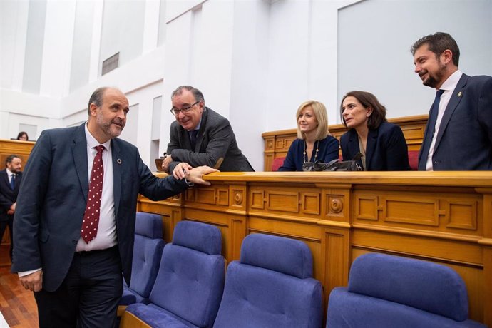 El vicepresidente del Gobierno, José Luis Martínez Guijarro, en las Cortes, con diputados del PSOE.