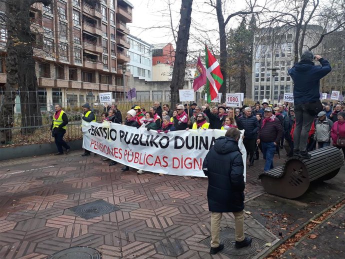 Jubilados vascos ante el Parlamento vasco