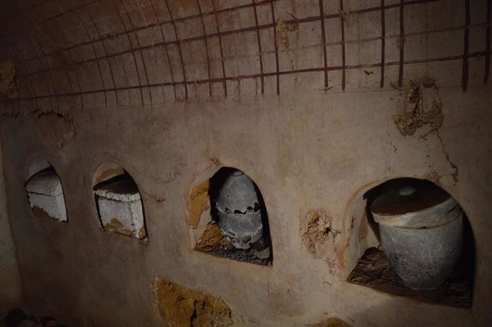 Nichos y urnas del mausoleo romano de Carmona