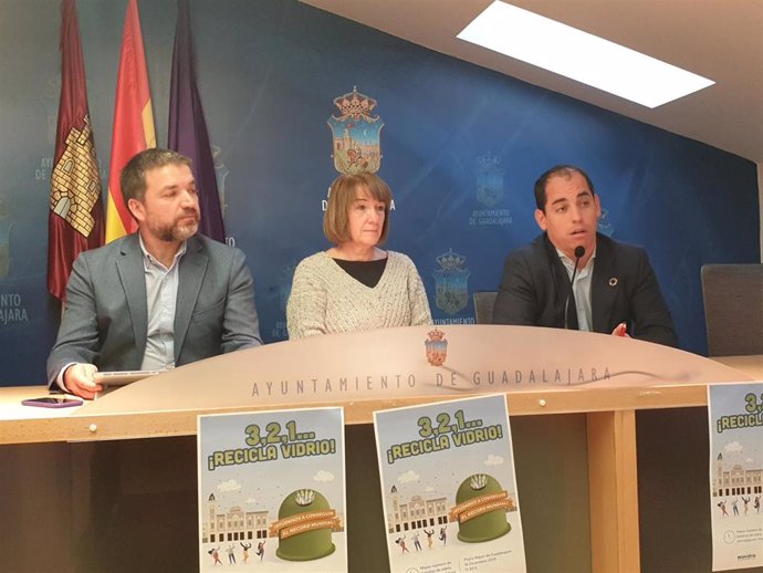 El alcalde y responsable de Desarrollo Sostenible, Rafael Pérez Borda, y la concejal de Educación, María Ángeles García, en rueda de prensa.