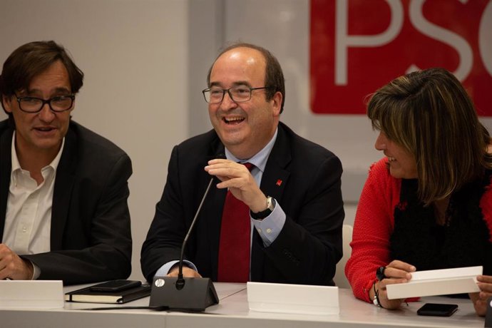 El líder del PSC, Miquel Iceta, la adjunta a la primera secretaría del PSC y alcaldesa de L'Hospitalet de Llobregat (Barcelona), Núria Marín, y el secretario de Organización, Salvador Illa, intervienen en la reunión de la Ejecutiva del PSC (Archivo).