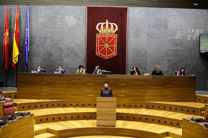 La consejera de Economía y Hacienda del Gobierno de Navarra, Elma Saiz, interviene en el pleno del Parlamento de Navarra.