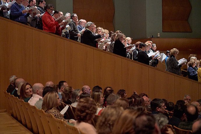 Más de 400 cantantes aficionados interpretan El Mesías participativo en el Teatro Maestranza.