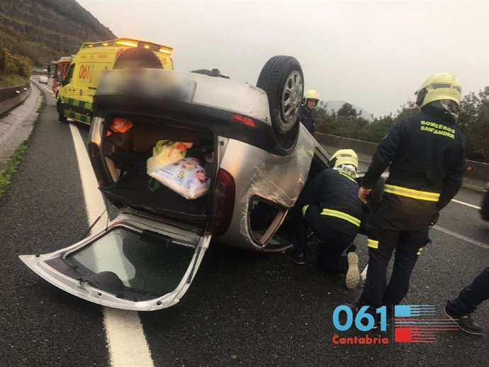 Accidente en la A-8 en Hoznayo en el que han resultado heridos una mujer y dos menores