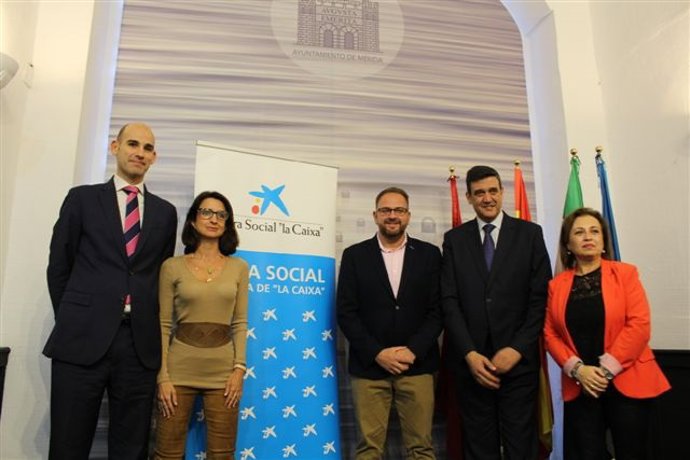 Responsables del Ayuntamiento de Mérida y la Obra Social La Caixa para presentar ayudas de productos de primera necesidad