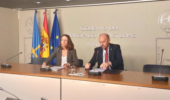 Los consejeros Melania Álvarez y Juan Cofiño, en rueda de prensa.