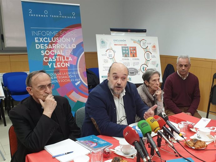 Guillermo Fernández Maíllo (centro) presenta el informe Foessa en Salamanca.