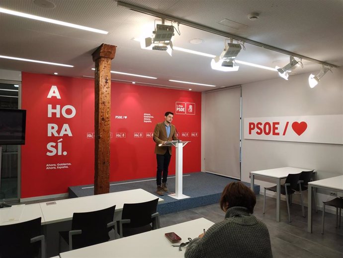 El portavoz del Grupo Parlamentario Socialista en La Rioja, Raúl Díaz, valora los cien días del Gobierno del PSOE en la región