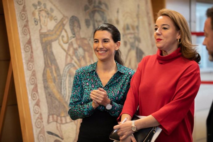 La portavoz de Vox en la Asamblea de Madrid, Rocío Monasterio, junto a la diputada de la formación Ana Cuartero en los pasillos de la cámara regional.