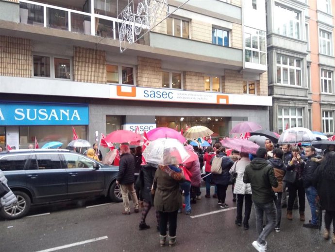 Trabajadores del sector de supermercados frente al Sasec