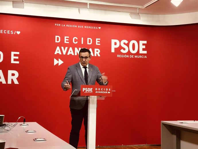 El secretario general del PSRM-PSOE y portavoz del Grupo Parlamentario Socialista, Diego Conesa, ofrece una rueda de prensa