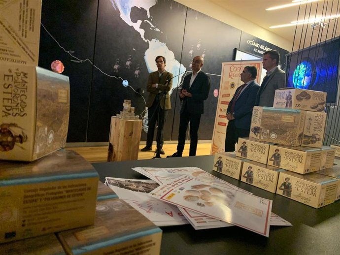 Presentación de los estuches promocionales dedicados a Magallanes y Elcano