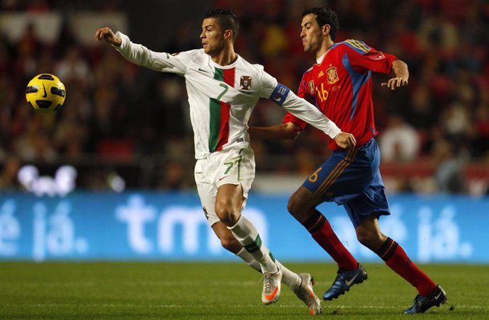 Cristiano Ronaldo y Busquets en el España-Portugal de 2010