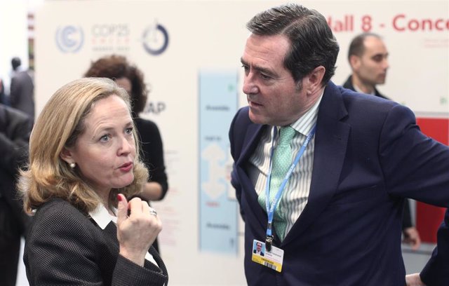 La ministra de Economía y Empresa en funciones, Nadia Calviño, habla con el presidente de CEOE, Antonio Garamendi, en la Cumbre del Clima (COP25) en Ifema, Madrid, a 12 de diciembre de 2019.