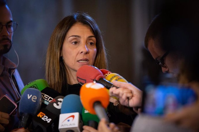 La consellera de Presidencia y portavoz del Govern, Meritxell Budó ofrece declaraciones a los medios de comunicación durante la celebración de la segunda sesión plenaria en el Parlamento, en Barcelona (España), a 12 de diciembre de 2019.