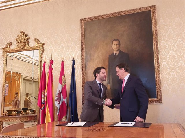 César Pontvianne (i) y Carlos García Carbayo (d) firman el acuerdo entre el Ayuntamiento de Salamanca e Iberaval