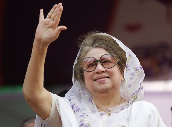 Imagen de la líder opositora bangladeshí Jaleda Zia saludando a sus seguidores en una manifestación en Daca.