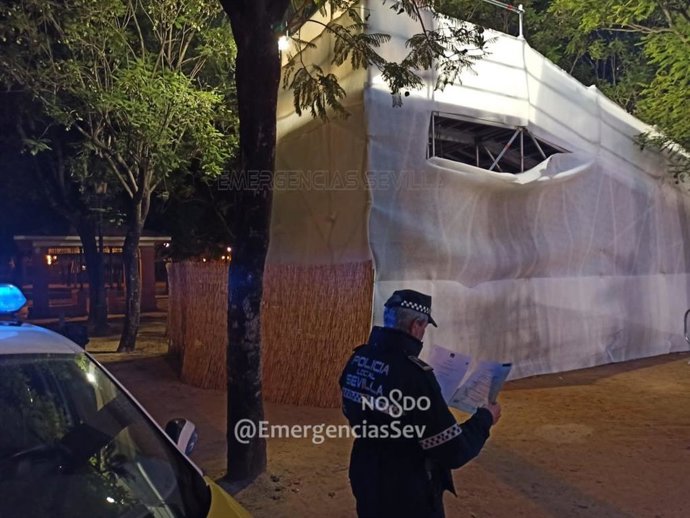 Un policía local, junto a la atracción del Prado de San Sebastián precintada