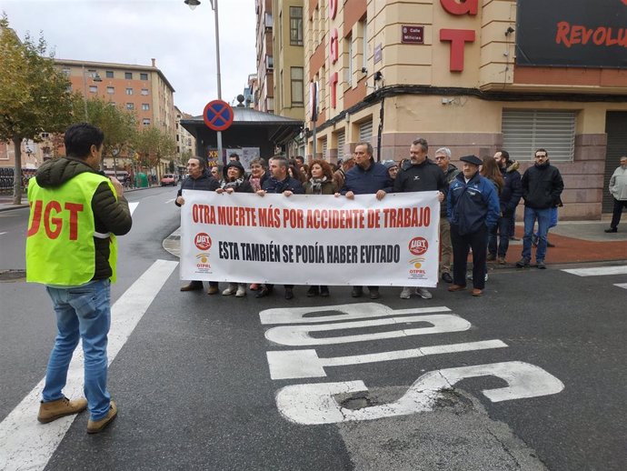 Concentración de UGT en memoria del joven fallecido ayer en accidente laboral en Logroño