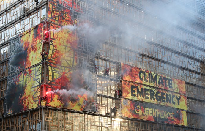 Activistas de Greenpeace en el edificio del Consejo Europeo que acogerá la cumbre de este jueves