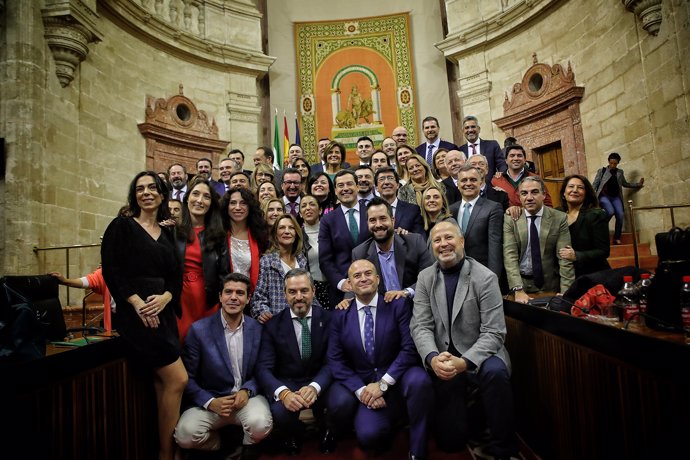 Los diputados de PP y Ciudadanos posan en el Pleno del Parlamento andaluz tras la aprobación de los Presupuestos para 2020