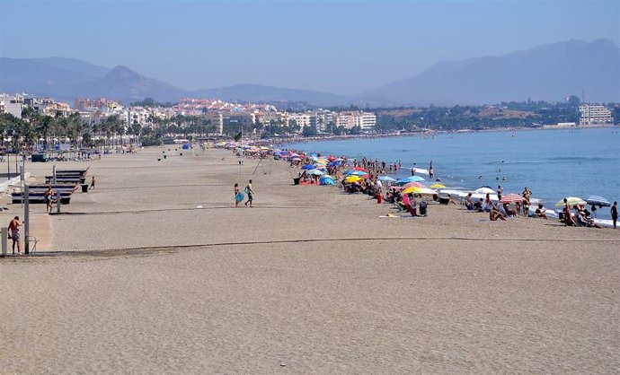 Playa turismo turistas sol Málaga Estepona arena mediterráneo mar