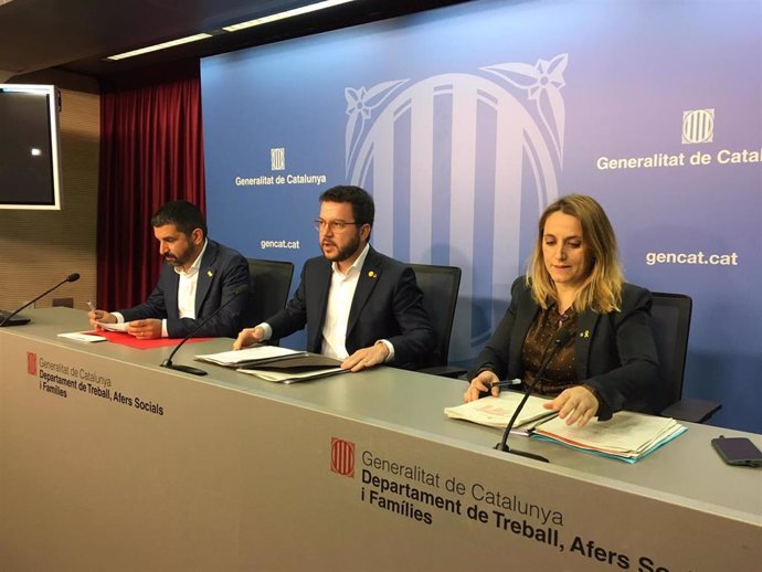 El conseller de Treball, Assumptes Socials i Famílies, Chakir el Homrani; el vicepresident de la Generalitat, Pere Aragons, i la secretria d'Economia, Natlia Mas, en roda de premsa aquest dijous.