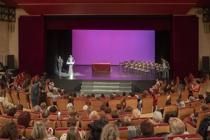 El vicepresidente y consejero de Igualdad, Pablo Zuloaga, junto con las consejeras de Presidencia, Interior, Justicia y Acción Exterior, Paula Fernández, y de Empleo y Políticas Sociales, Ana Belén Álvarez,  en la presentación del Consejo de la Mujer