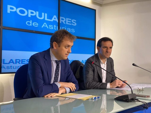El diputado del PP Pablo Álvarez-Pire y el concejal de Economía del Ayuntamiento de Oviedo, Javier Cuesta.