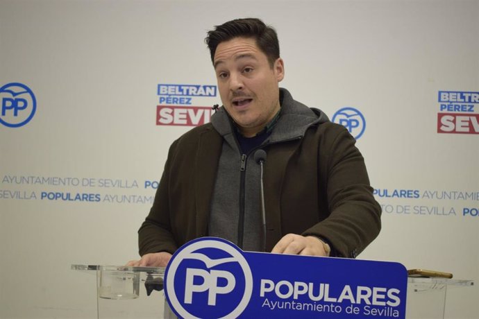 El concejal del PP en el Ayuntamiento de Sevilla José Luis García, durante la rueda de prensa