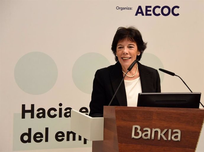 La ministra de Educación y Formación Profesional en funciones, Isabel Celaá, en la inauguración de la jornada de empleabilidad de la Asociación de Fabricantes y Distribuidores (AECOC),