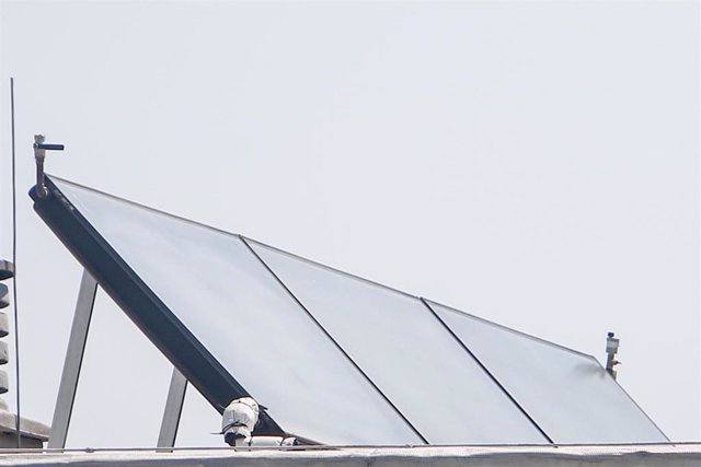Panel solar en el tejado de un edificio