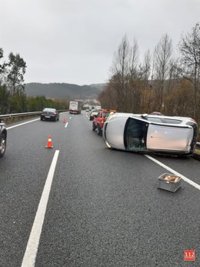 Una mujer herida leve en un accidente en la A-8 a la altura de Virgen de la Peña