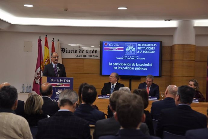 El presidente de las Cortes de Castilla y León, Luis Fuentes, en la clausura de una nueva jornada de Acercando las instituciones a la sociedad puesta en marcha por el Diario de León.
