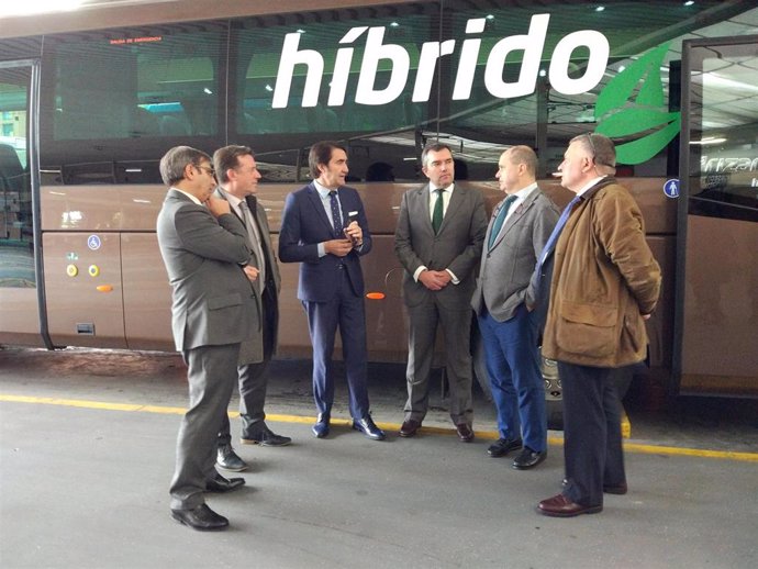 El consejero de Fomento y Medio Ambiente, Juan Carlos Suárez-Quiñones, (tercero por la izquierda) ante un autobús híbrido antes de participar en la asamblea anual de Fecalbus.