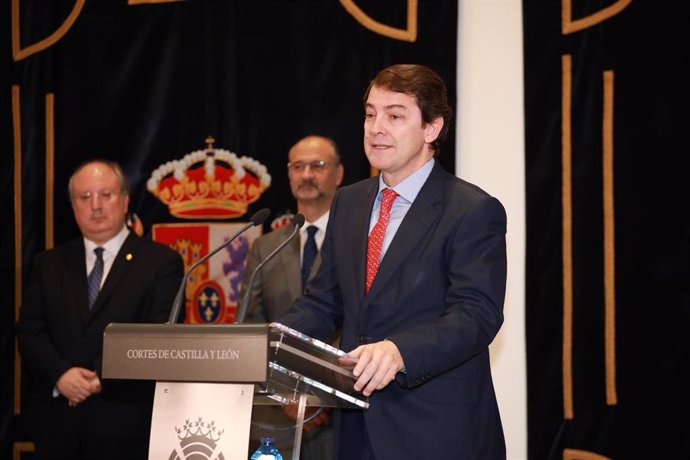 El presidente de la Junta, Alfonso Fernández Mañueco, en la toma de poseión del presidente del CES, Enrique Cabero.