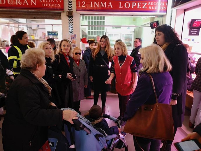 Las concejales de Adelante Sevilla en el mercado de Pino Montano