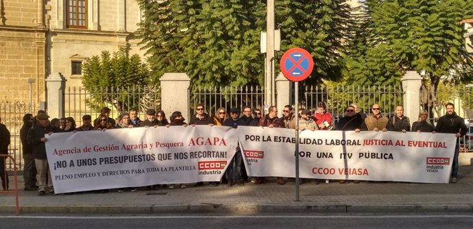 Imagen de la concentración de las secciones sindicales de Agapa, Amaya y Veiasa ante el Parlamento de Andalucía.
