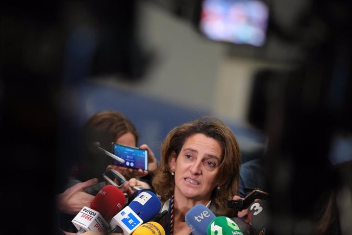 La ministra para la Transición Ecológica en funciones, Teresa Ribera, atiende a los medios de comunicación