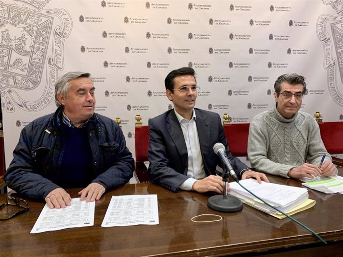 Juan Francisco Martín (UGT), Francisco Cuenca (PSOE), y Antonio Cambril (Podemos-IU)