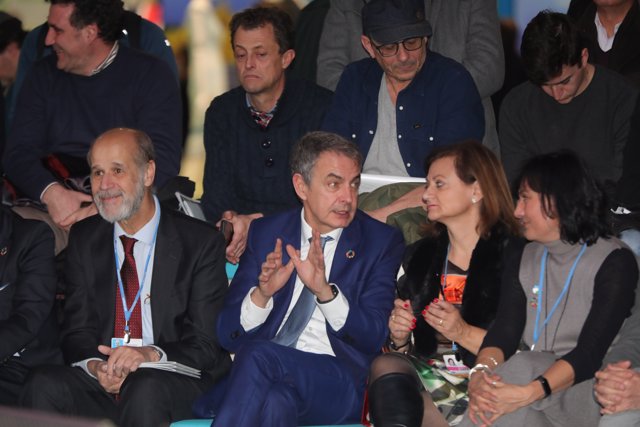 El expresidente del Gobierno José Luis Rodríguez Zapatero (2i), habla con la ex secretaria de Estado de Cooperación, Leire Pajín (3i), durante el acto 'La agenda de las agendas', en la undécima jornada de la Cumbre del Clima (COP25) en Ifema. 