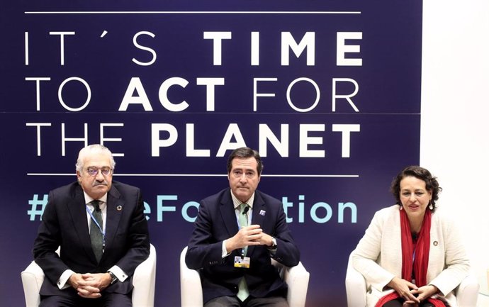 (i-d) El consejero delegado de Endesa, José Bogas, el presidente de CEOE, Antonio Garamendi, y la ministra de Trabajo, Migraciones y Seguridad Social, Magdalena Valerio, en la Cumbre del Clima (COP25) de Madrid.