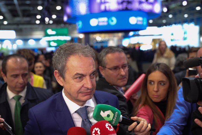 El expresidente del Gobierno José Luis Rodríguez Zapatero, atiende a los medios de comunicación tras el acto 'La agenda de las agendas', en la undécima jornada de la Cumbre del Clima (COP25) en Ifema, Madrid (España), a 12 de diciembre de 2019.