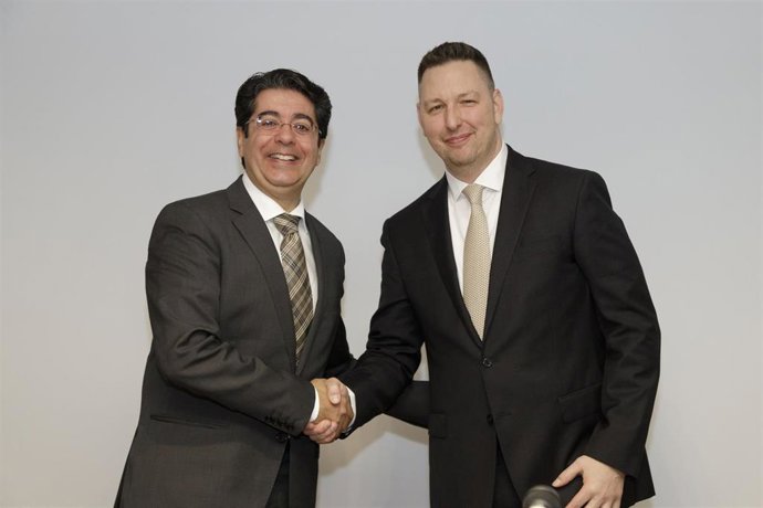 El presidente del Cabildo de Tenerife, Pedro Martín, junto a Michael J. Delehant, chief Strategy & Network Officer de Vueling