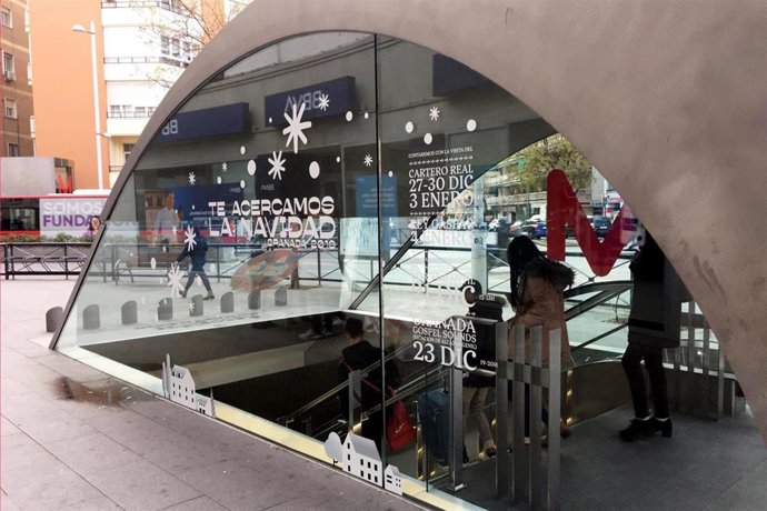 Imagen de la boca de acceso al Metro de Granada en Recogidas decorada con motivos navideños