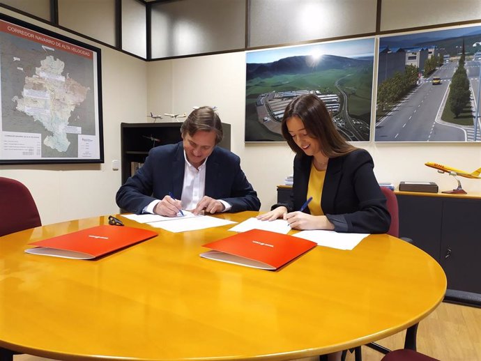 El director general de Obras Públicas e Infraestructuras, Pedro López, y la alcaldesa del Ayuntamiento del Valle de Egüés, Amaia Larraya, en la firma del convenio.